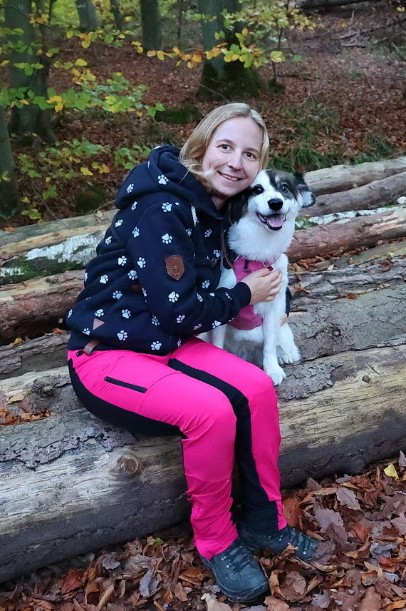 Christina und Paya im Wald auf einem Baum