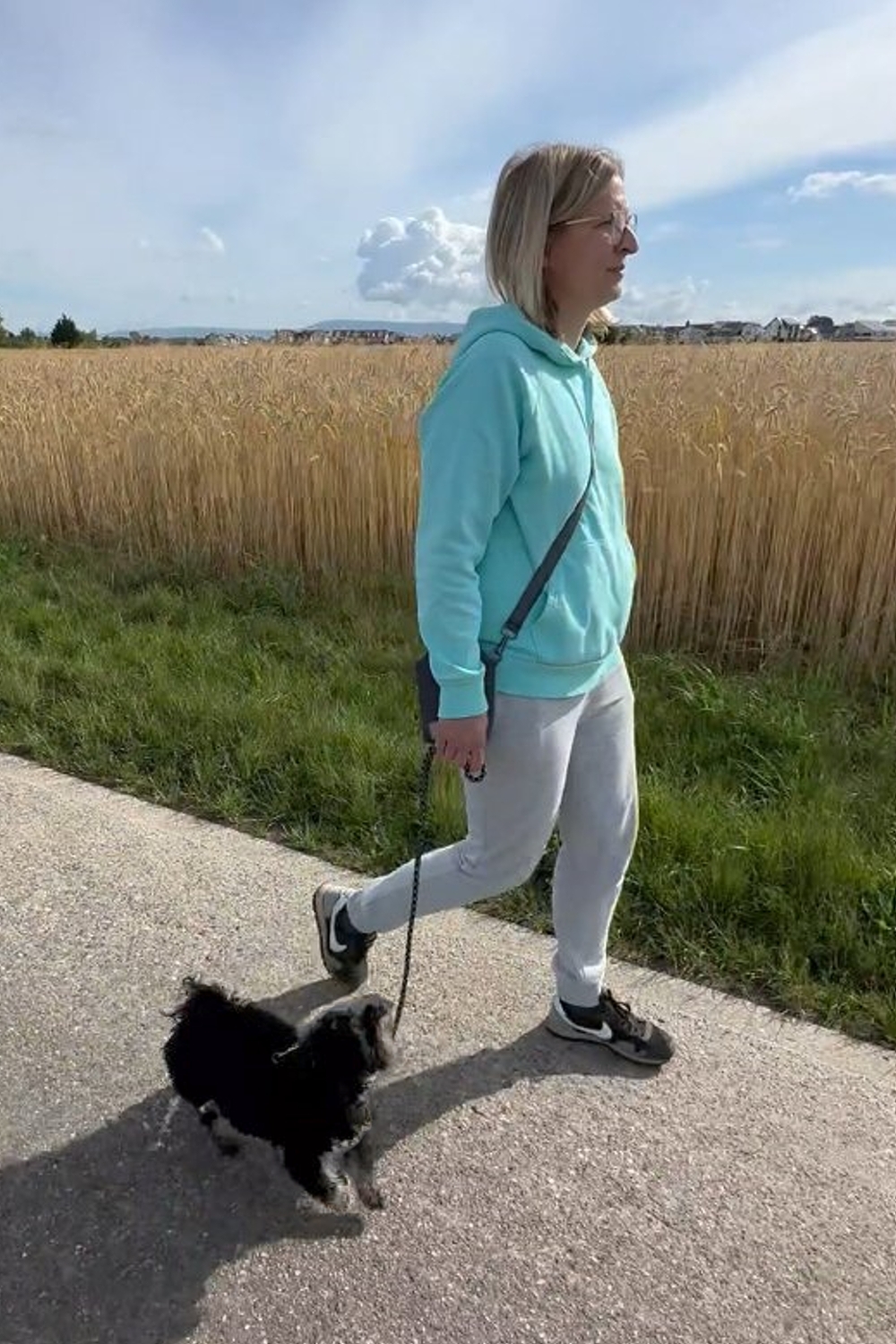 Einzeltraining Hunde1x1, eine Frau trainiert mit ihrem Hund