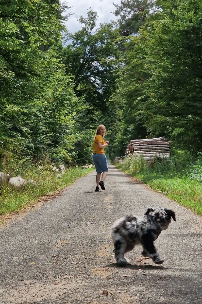 Christian und Nele auf Waldweg<br />
