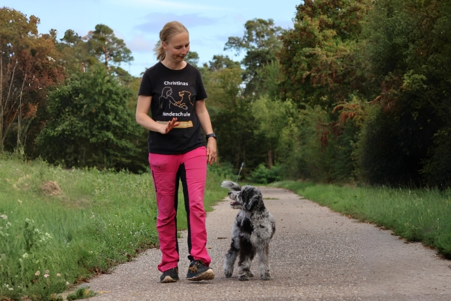 Christina und Nele auf Feldweg beim entspannten Alltag